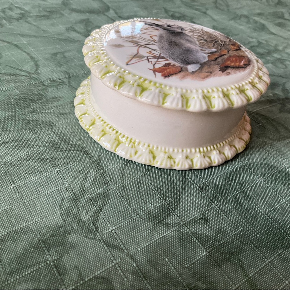 VINTAGE Rabbit Trinket Box Ceramic Round Lidded Galor Mold 1983 Cream + - Picture 2 of 6